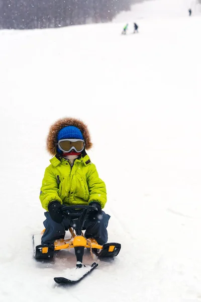 Rapazinho Descer Uma Colina Inverno Criança Óculos Trenó Diversão Livre — Fotografia de Stock