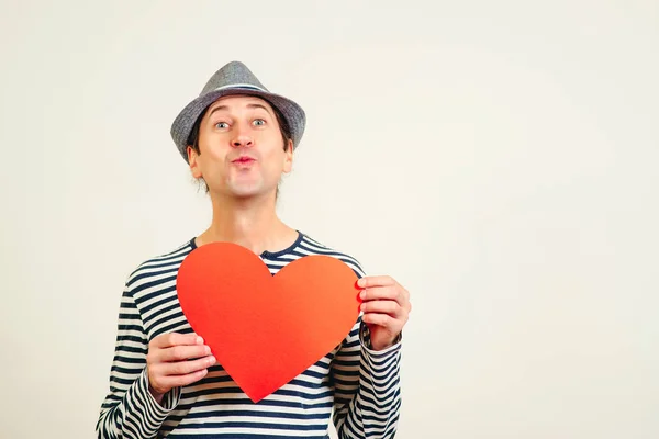 Хіпстера Паперовим Червоним Серцем Повітряний Поцілунок Любов Смішні Щаслива Людина — стокове фото