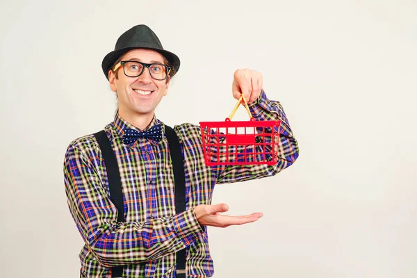 Homem Engraçado Chapéu Camisa Xadrez Segurando Cesta Supermercado Vermelho Homem — Fotografia de Stock