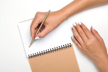 Defter ve kalem elinde. Kadar alay et. Beyaz arka plan üzerinde izole. Mükemmel manikür kalem tutan kadın elle. Çalışan kadın. Kadın çalışma alanı
