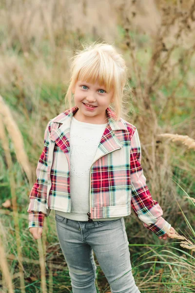 Cute Little Girl Walking Countryside Fashionable Little Girl Blue Eyes — Stock Photo, Image