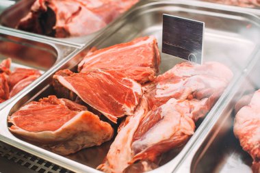 Ham sığır eti ve domuz eti bir kasap dükkanında. Taze et süpermarkette sergilenen en iyi teklif. Kasap. Taze domuz market. Et dükkanı. Yakın çekim.