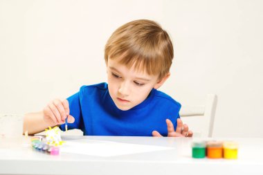 Seramik seramik model sanat dersi, boyama çocuk. Sanat Okulu. Yaratıcı eğitim ve geliştirme. Çocuk anaokulu boyama. Onun tablosu zevk şirin küçük çocuk