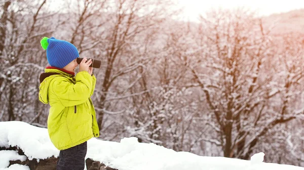 Little Explorer Monocular Winter Nature Ute Kid Nature Explorer Winter — Stock Photo, Image