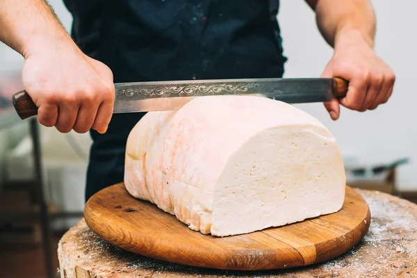 Winkelier Handen Een Hoofd Van Witte Kaas Snijden Snijden Van — Stockfoto
