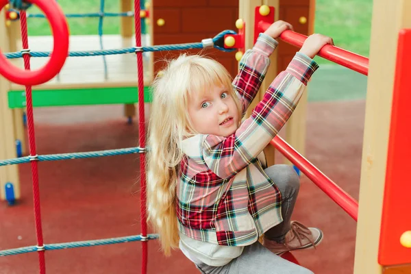 Söt Liten Flicka Lekplatsen Utomhus Bedårande Flicka Med Långa Blonda — Stockfoto