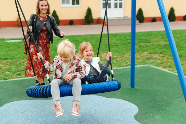 Glückliche Familie Die Zusammen Spaß Auf Dem Spielplatz Hat Glückliche — Stockfoto