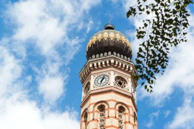 Saat Kulesi, Budapeşte, büyük Sinagogu gökyüzü arka plan.