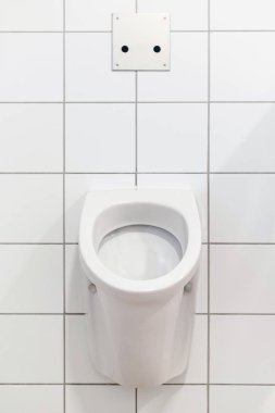 Pisuar erkekler umumi tuvalet. Lavabo. Beyaz pisuar bir duvar. Erkekler tuvaleti. Ortak Wc