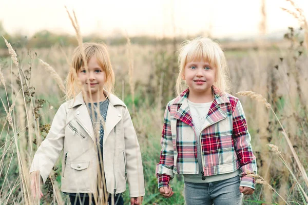 Niños Felices Divirtiéndose Patio Aire Libre Las Mejores Amigas Jugando — Foto de Stock