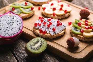Sağlıklı organik ve vegan kahvaltı. Fıstık ezmesi ve meyve ile Mini sandviç