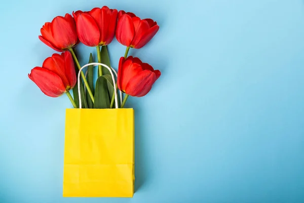 Tulipanes Rojos Bolsa Compras Venta Primavera Tienda Tarjeta Felicitación Bolso — Foto de Stock