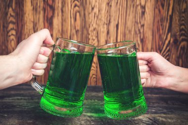 St Patrick's günü kavramı. Arkadaşlar tost ile gözlük yeşil bira barda. Arkadaşlar St Patrick's Day kutlamak. Kopya alanı