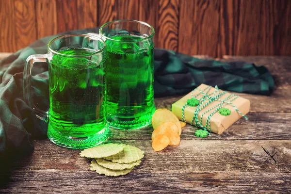 Patrick Day Background Two Mugs Green Beer Snack Gift Box — Stock Photo, Image