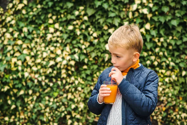 快乐的孩子在户外喝橙汁 健康食品理念 为孩子们准备的新鲜水果汁 健康的生活方式 复制空间 — 图库照片
