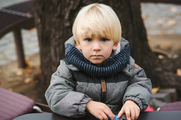 可爱的金发男婴玩玩具户外 蓝眼睛和金发的幼儿男孩 — 图库照片