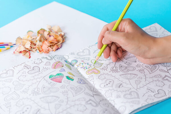 Антистрессовая раскраска для взрослых. Женщина раскрашивает книги для взрослых. Цветотерапия. Новый тренд снятия стресса
. 