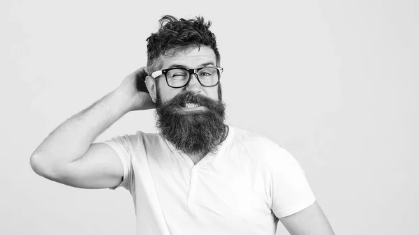 Joven barbudo confuso en gafas. Hipster tratando de resolver problem.ut difícil algo sobre fondo blanco . — Foto de Stock