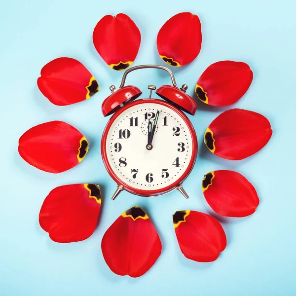 Tavaszi előrefelé idő. Stílusos Vintage vörös ébresztő óra. Téli-nyári időszámítás koncepció. — Stock Fotó
