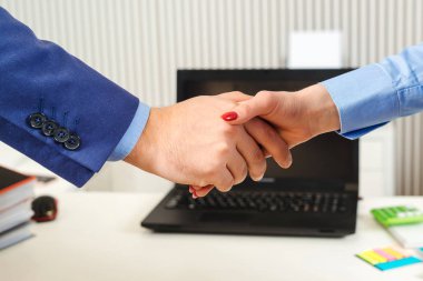 . İş toplantısı. İş ortağı, şirket ortaklığı, anlaşma. El sıkışma.