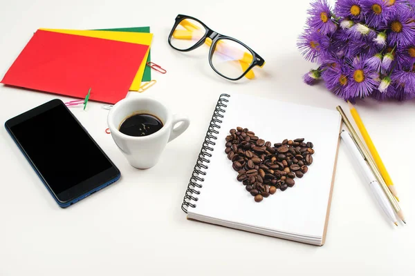 Білий офісний стіл з блокнотом, ручкою, окулярами, чашкою свіжої кави еспресо . — стокове фото