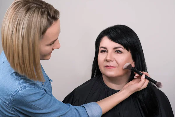 Profesyonel makyaj yapan sanatçı makyaj. Güzellik salonu konsepti. — Stok fotoğraf