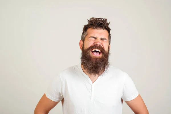 Elegante hombre barbudo feliz con los ojos cerrados gritando sobre fondo blanco. Expresión facial excitada masculina — Foto de Stock