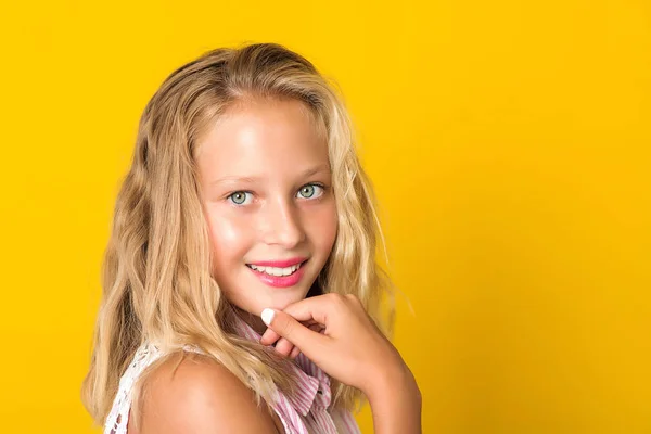 Őszinte tini lány tökéletes fogak és a mosoly keres kamera. — Stock Fotó