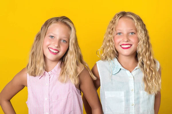 Feliz sorrindo muito adolescentes gêmeos meninas rindo com um sorriso perfeito . — Fotografia de Stock