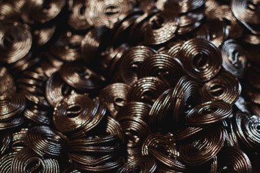 Koyu jöle aromalı meyan kökü. Üst Manzara. Siyah şeker sarmalı arka plan. Şekerci. Sokak pazarı. El yapımı şekerleme dükkanı..