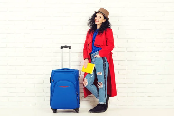 Мандрівник туристична жінка в літньому капелюсі з валізою на білому тлі . — стокове фото