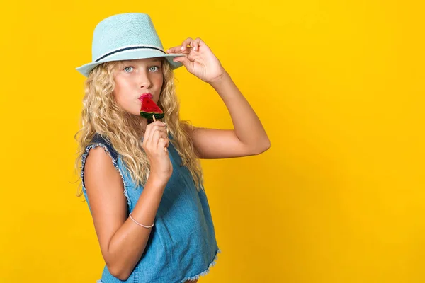 Menina adolescente na moda em chapéu de verão em fundo amarelo. Férias de verão conceito — Fotografia de Stock