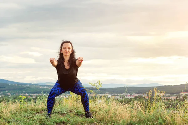 Die junge Frau trainiert in der Natur. Sportlerin Mädchen im Freien. Fitnesstrainerin macht im Sommer Sport. — Stockfoto