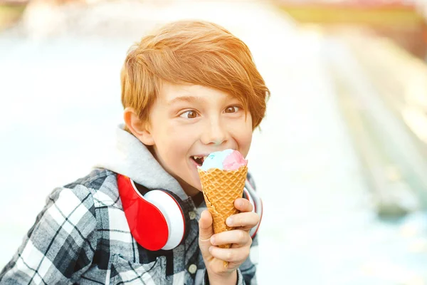 Zábavný chlapec pojídáním polárkový venku. Šťastný kluk se baví. Chutná zmrzlina. Pojetí letní dovolené. — Stock fotografie
