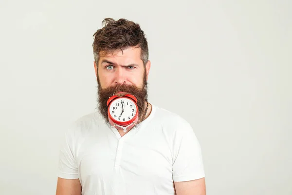 Hombre hipster barbudo seguro con reloj. Comienza el día de planificación. Brutal hombre barbudo progresa . — Foto de Stock