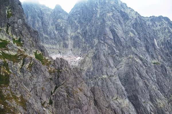 Rocky mountain landscape in High Tatry. Rocky slopes in the mountains. — Stock Photo, Image