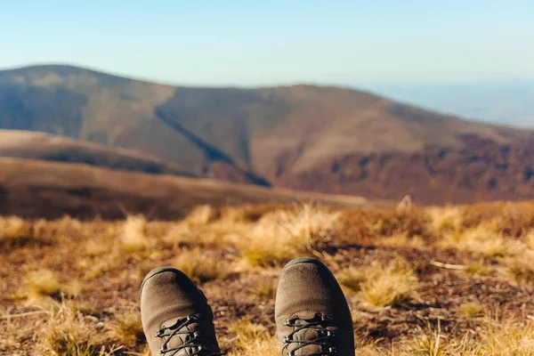 Hiker have relaxing time during an outdoor trekking in mountains. Freedom and lifestyle concept. — Stock Photo, Image