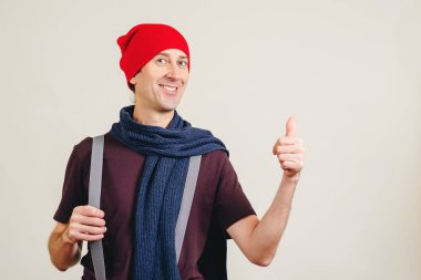 Genç hipster adam el ile jest kadar mutlu başparmak yapıyor. Komik adam başarı gösteriyor. Duygu ve gesturing kavramı. 