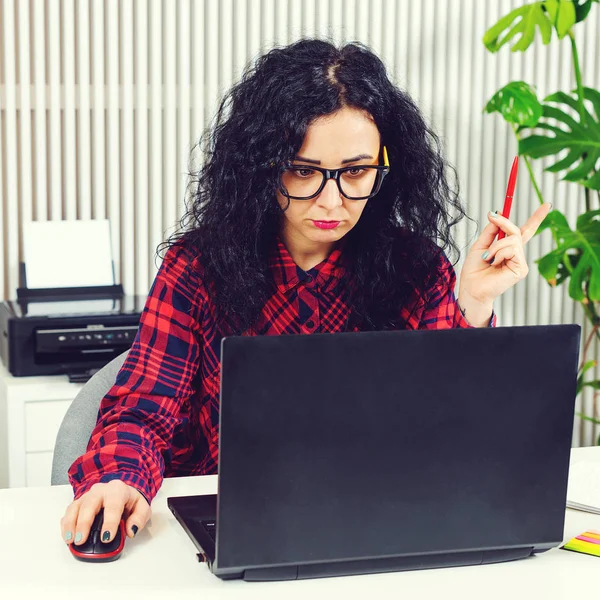 Junge Hipster-Girl-Managerin sitzt in ihrem Büroarbeitsplatz. Frauen arbeiten am Computer. modernes Büro. — Stockfoto