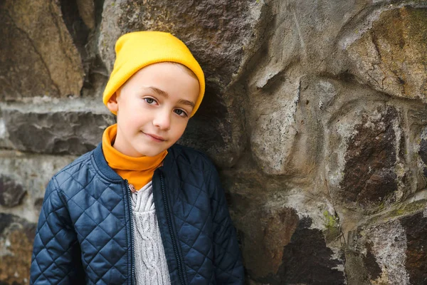 Lindo chico adolescente de cerca retrato. Elegante chico con sombrero amarillo y chaqueta. Moda de otoño, espacio de copia . —  Fotos de Stock