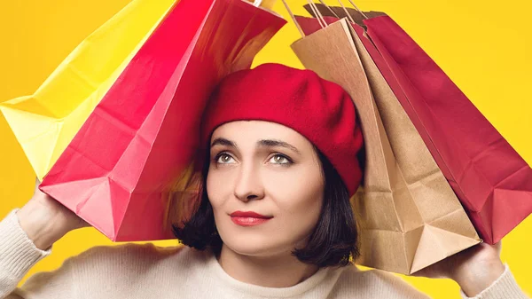 Mujer adicta a las compras estresada con bolsas de compras. Concepto de tristeza y depresión . — Foto de Stock