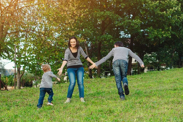 Família feliz se divertindo ao ar livre.Família jovem desfrutando da vida, juntos na natureza. Estilo de vida familiar feliz. Aparência familiar . — Fotografia de Stock