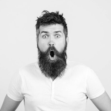 Wow! Beyaz arka planda sakallı adam şaşırdı. İnsan yüzü ifadeleri ve duyguları.