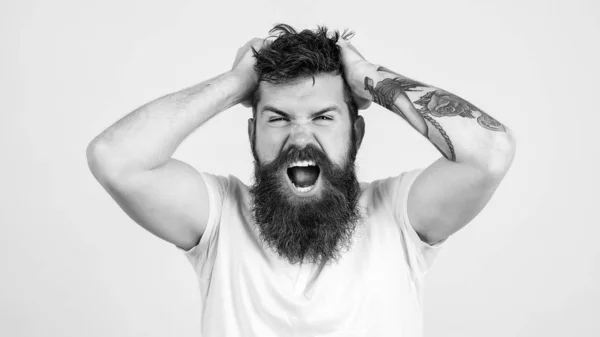 Hombre barbudo con expresión de enojo en un blanco. Un hombre agresivo gritando. Expresión facial. Imagen en blanco y negro — Foto de Stock