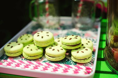 Açık havada tatlı masada lezzetli macaroons. Arka bahçede yaz partisi. Mutlu yıllar konsepti.