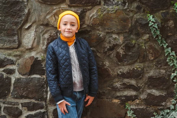 Niño elegante posando al aire libre. Moda de otoño. Gente, moda, concepto de estilo de vida . —  Fotos de Stock