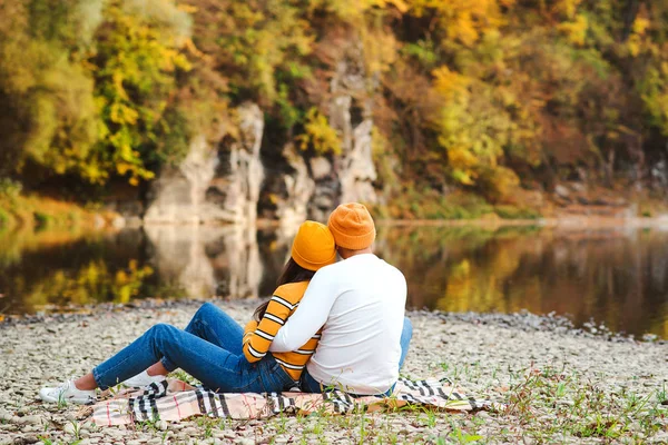 Estilo de vida otoñal, moda, familia. Feliz pareja de moda elegante que goza de hermoso paisaje en el día de otoño. Moda de otoño . —  Fotos de Stock