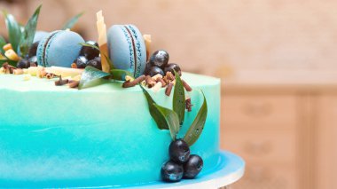 Mavi badem kurabiyeleriyle süslenmiş düğün pastası. Makaronlu ve yaban mersinli leziz mavi pasta..