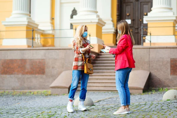 Novias Viajando Juntas Ciudad Europea Chicas Haciendo Fotos Teléfono Móvil — Foto de Stock