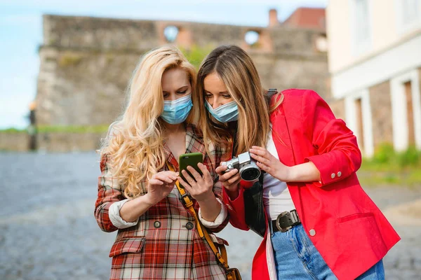 Happy Girls Traveling Together Europe Pandemic Stylish Women Walking Street — Stock Photo, Image